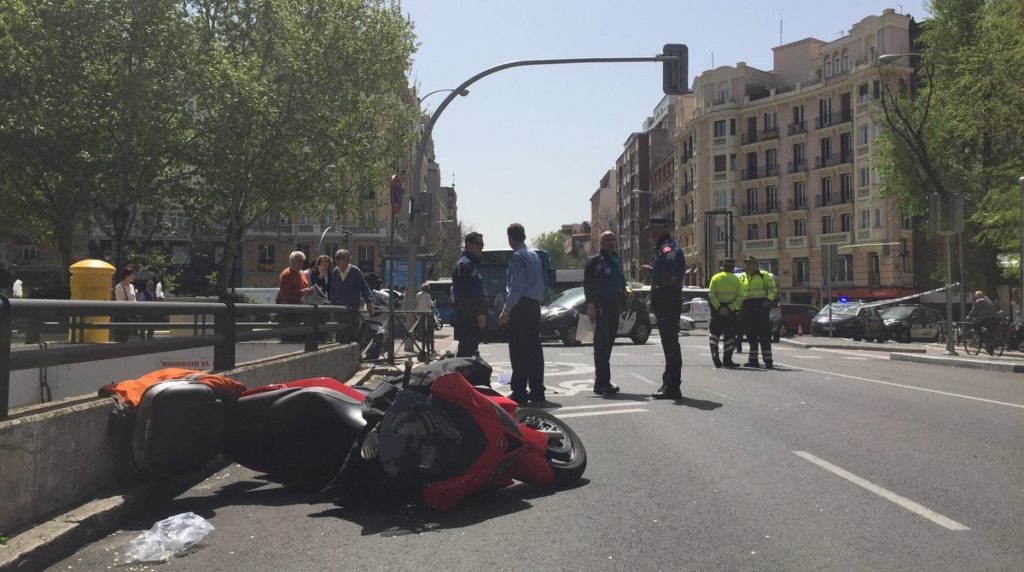 Cuatro heridos, dos de ellos graves, al arrollar una moto a unos ...