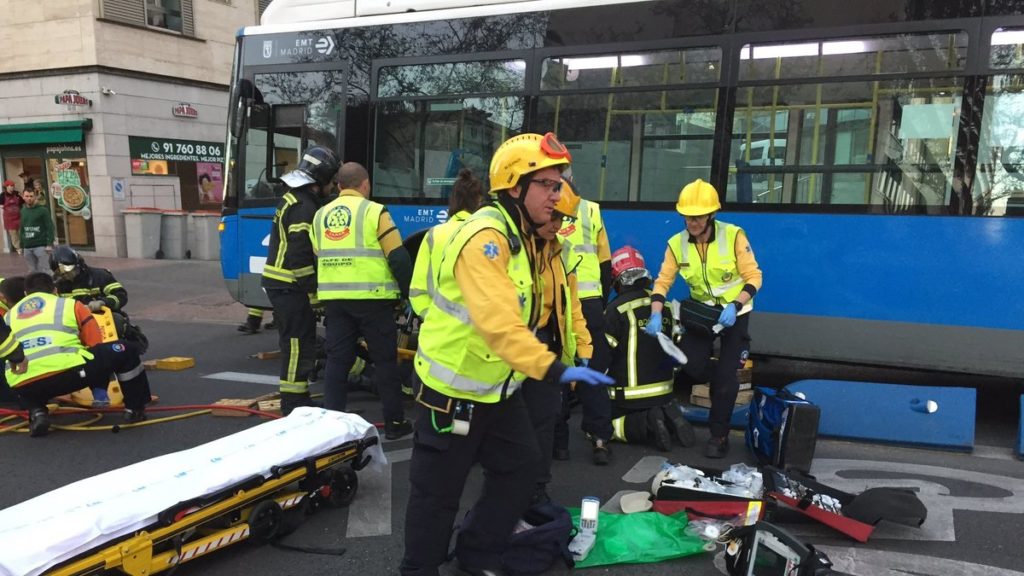 Una joven herida grave tras ser atropellada por un autobús de la EMT en ...