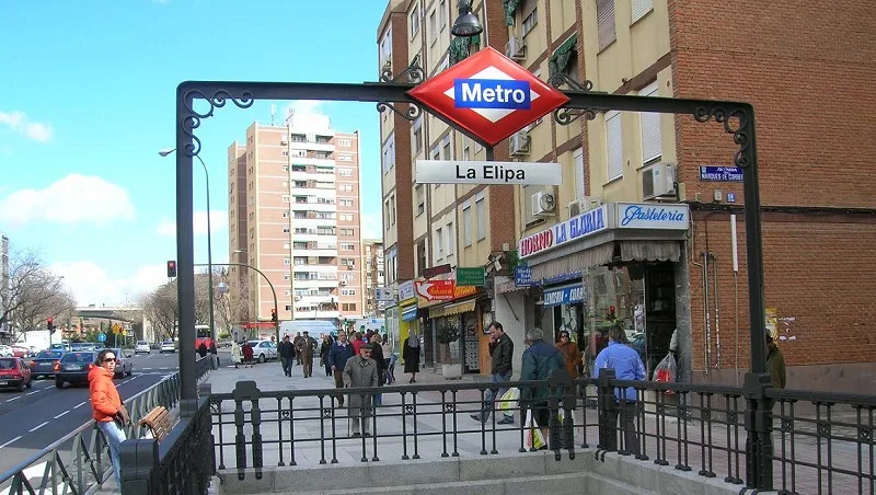 Cortada la circulación de Metro en L2 al explotar la batería de un patinete